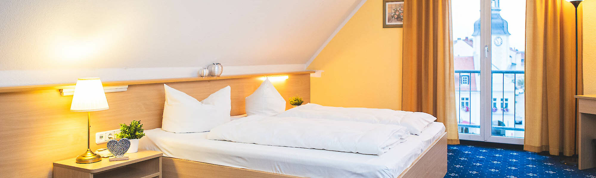 Suite im Hotel Stadt Spremberg mit Rathaus im Hintergrund